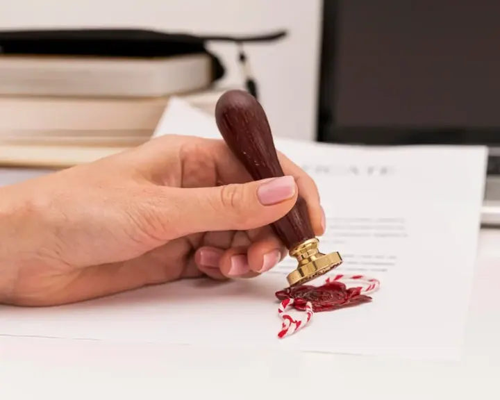 Sello notarial sobre un documento certificado